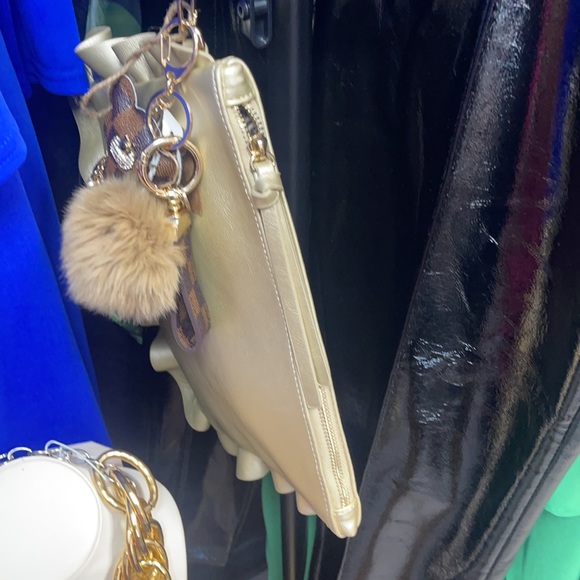 SOLE SOCIETY GOLD CLUTCH - Picture 5 of 5